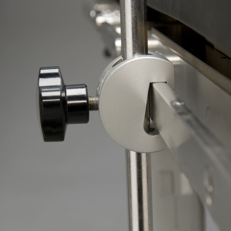 Clameau de fixation sur rail pour table d'opération